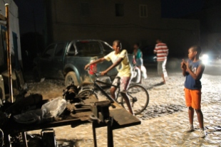 Niños por la calle en Sal Rey, Cabo Verde
