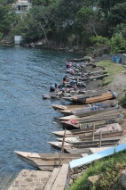 Mujeres lavando en Santiago de Atitlán y canoas hechas con troncos